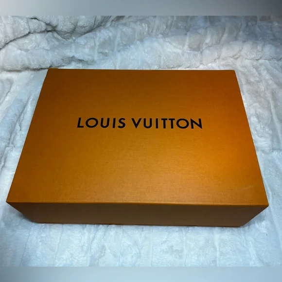 LOUIS VUITTON
Black Monogram Canvas Saintonge - Picture 14 of 16